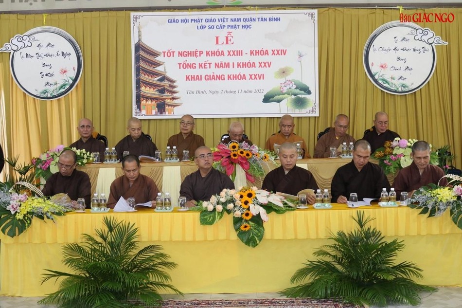 Chư tôn đức chứng minh lễ tốt nghiệp và khai giảng