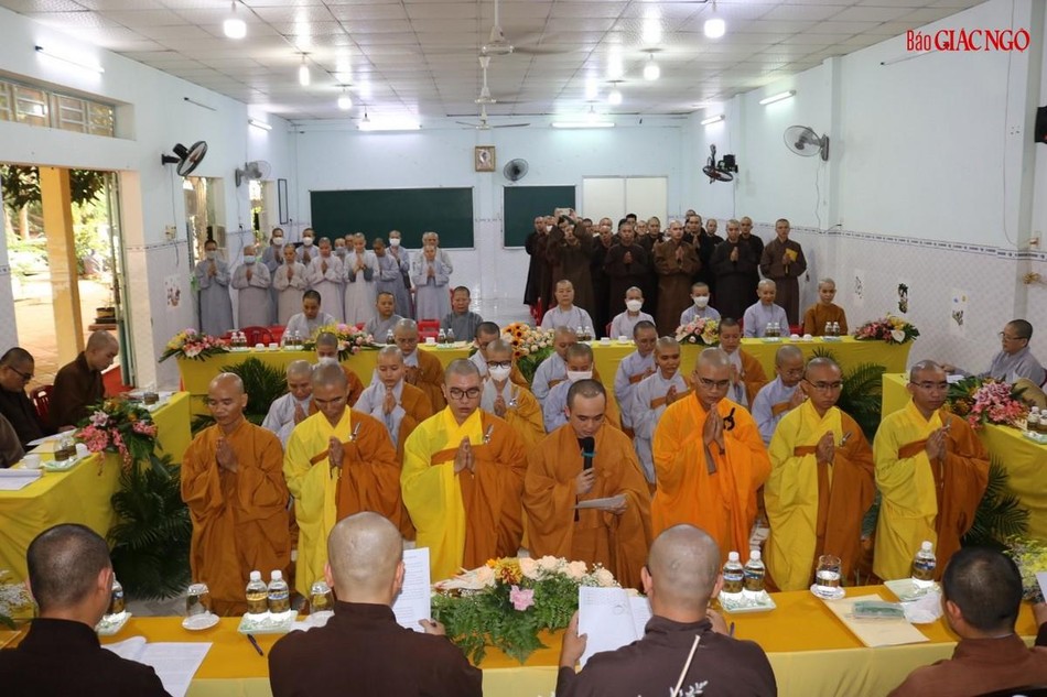 Đại diện Tăng, Ni sinh dâng lời tác bạch