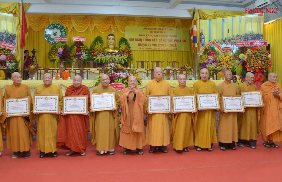 Hội đồng Trị sự tặng Bằng tuyên dương công đức đến các thành viên Ban Tăng sự Trung ương Hội đồng Trị sự tặng Bằng tuyên dương công đức đến các thành viên Ban Tăng sự Trung ương