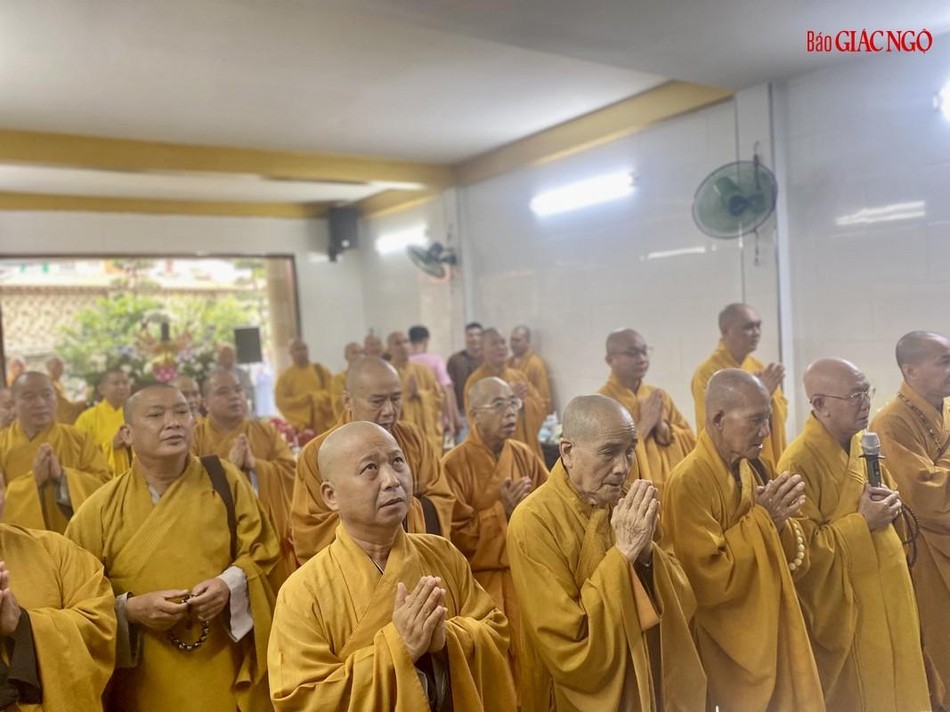 Chư tôn đức nhất tâm cầu nguyện Chư tôn đức nhất tâm cầu nguyện
