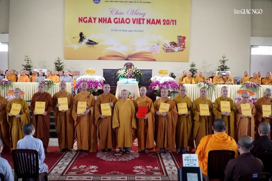 Thượng tọa Thích Quang Thạnh trao quyết định thành lập Ban Đại diện Sinh viên