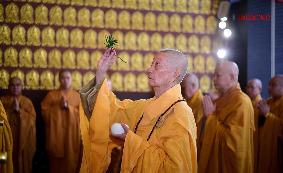 Trưởng lão Hòa thượng Quyền Pháp chủ GHPGVN sái tịnh trong nghi thức an vị Trưởng lão Hòa thượng Quyền Pháp chủ GHPGVN sái tịnh trong nghi thức an vị