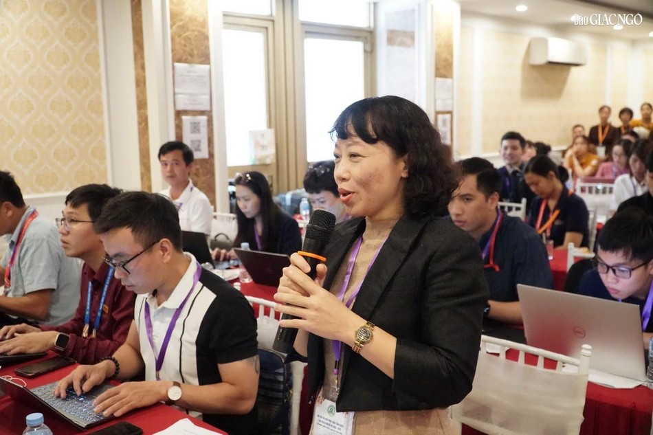 Đại diện các nhà báo đặt câu hỏi cùng Ban Tổ chức Đại diện các nhà báo đặt câu hỏi cùng Ban Tổ chức