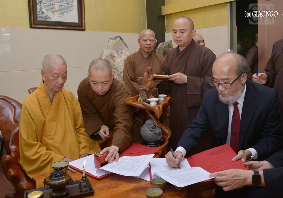 Trưởng lão Hòa thượng cùng lãnh đạo Đại học Hoa Phạm (Đài Loan) ký kết hợp tác Trưởng lão Hòa thượng cùng lãnh đạo Đại học Hoa Phạm (Đài Loan) ký kết hợp tác