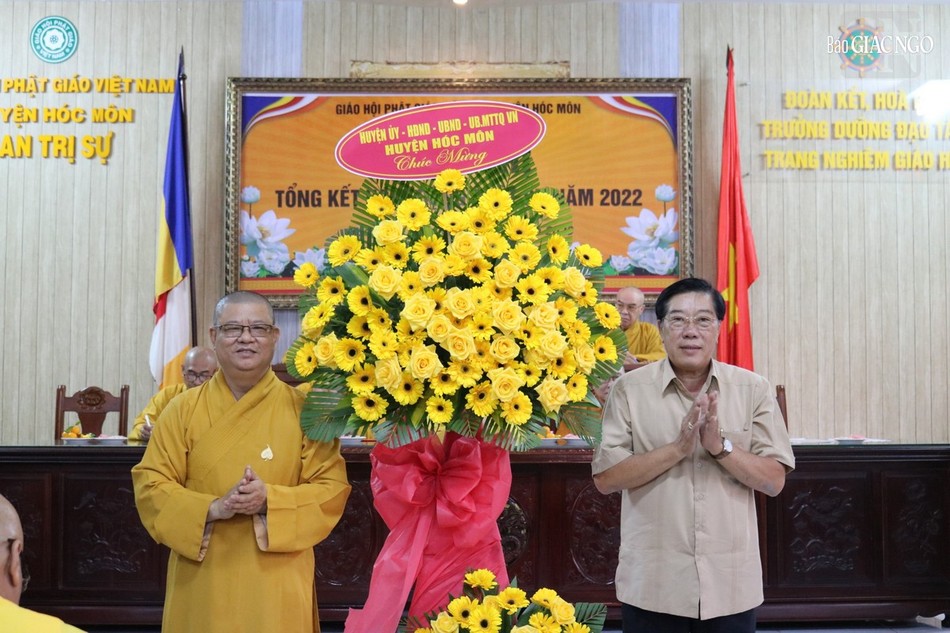 Lãnh đạo Huyện tặng hoa chúc mừng Lãnh đạo Huyện tặng hoa chúc mừng