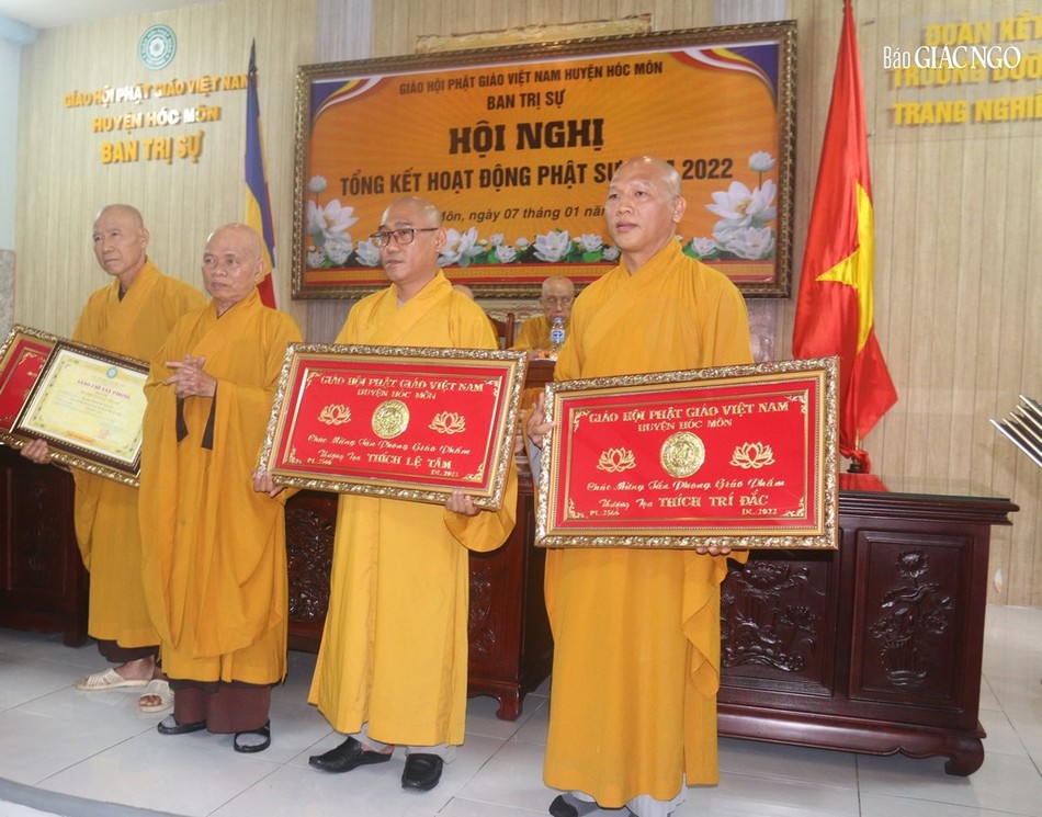 Tặng khánh vàng chúc mừng tấn phong Giáo phẩm Tặng khánh vàng chúc mừng tấn phong Giáo phẩm