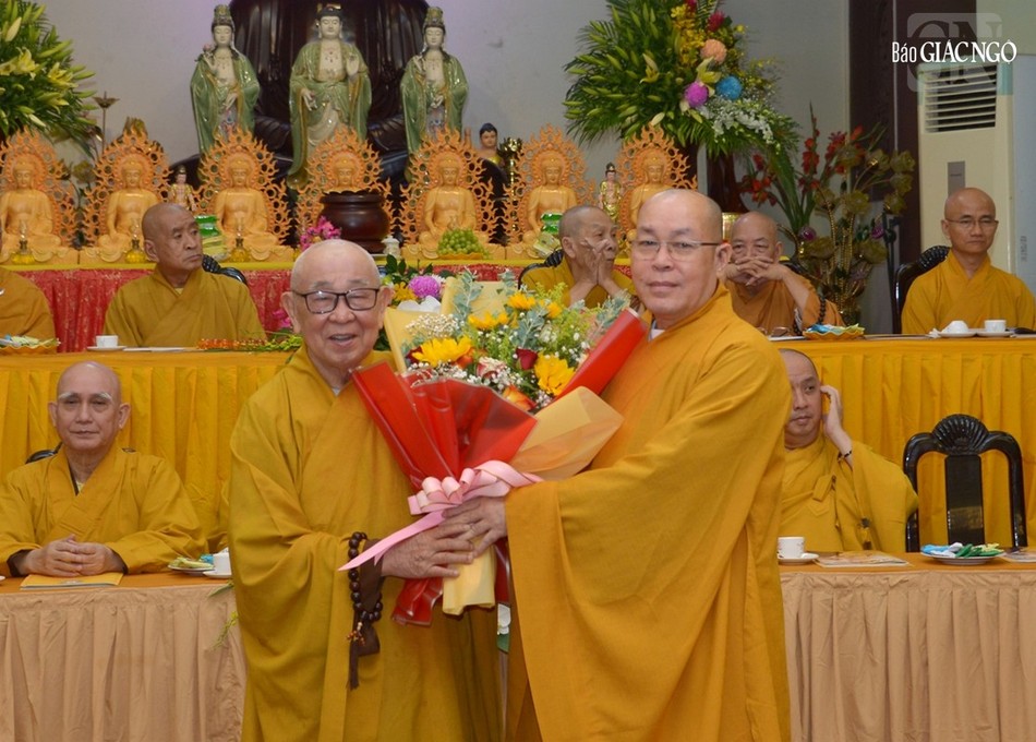 Thượng tọa Thích Đạt Đức tặng hoa chúc mừng Trưởng lão Hòa thượng Thích Như Tín được suy tôn Ủy viên Thường trực Hội đồng Chứng minh GHPGVN Thượng tọa Thích Đạt Đức tặng hoa chúc mừng Trưởng lão Hòa thượng Thích Như Tín được suy tôn Ủy viên Thường trực Hội đồng Chứng minh GHPGVN