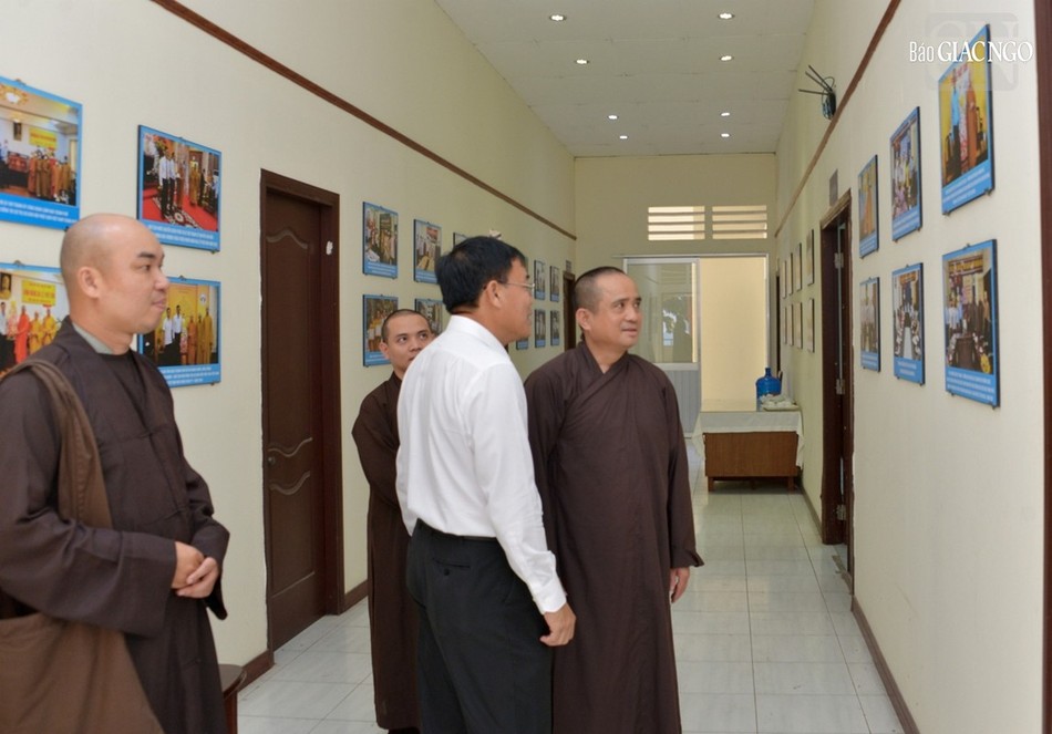 Ông Nguyễn Duy Tân hướng dẫn đoàn Báo Giác Ngộ tham quan không gian triển lãm các hình ảnh hoạt động của ban Ông Nguyễn Duy Tân hướng dẫn đoàn Báo Giác Ngộ tham quan không gian triển lãm các hình ảnh hoạt động của ban