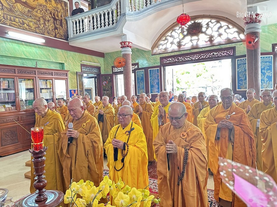 Chư tôn giáo phẩm niêm hương tưởng niệm Quốc sư Thích Phước Huệ và Hòa thượng Thích Bảo An tại chùa Giác Uyển