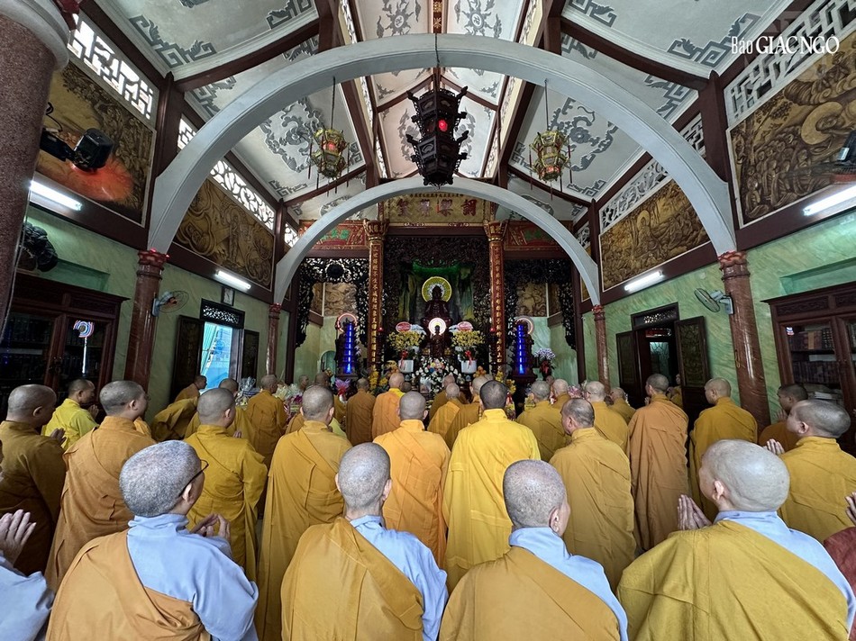 Tăng Ni hậu thế thành kính niệm ân công đức của Quốc sư Thích Phước Huệ