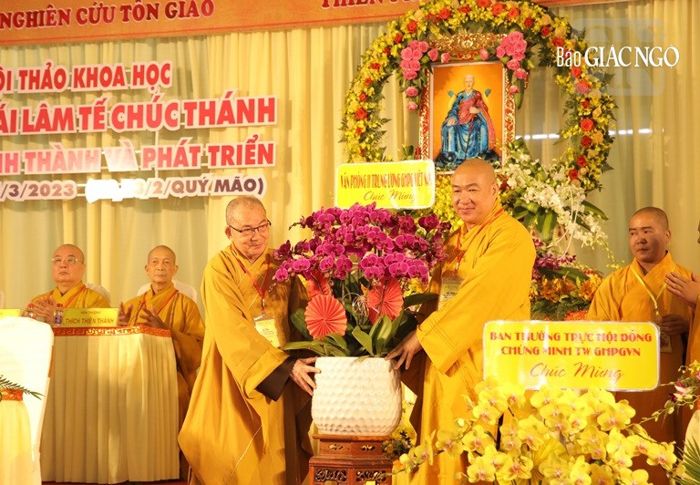 Hòa thượng Thích Hạnh Niệm đón nhận hoa chúc mừng từ Văn phòng II T.Ư GHPGVN