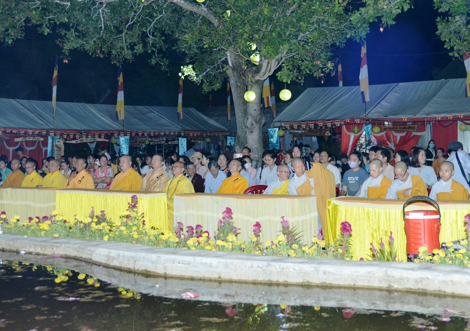 Chư Tăng Ni, Phật tử tham dự khóa lễ Chư Tăng Ni, Phật tử tham dự khóa lễ
