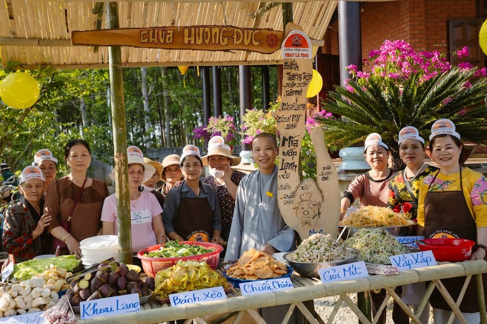 Gian hàng ẩm thực chay của chùa Hương Đức Gian hàng ẩm thực chay của chùa Hương Đức