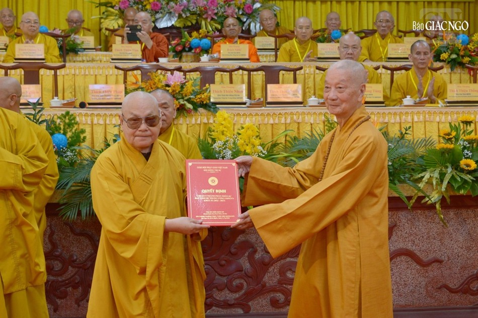 Đức Pháp Chủ GHPGVN trao quyết định đến Hòa thượng Thích Thiện Nhơn, Chủ tịch Hội đồng Trị sự kiêm Trưởng ban Tăng sự T.Ư nhiệm kỳ IX (2022-2027)