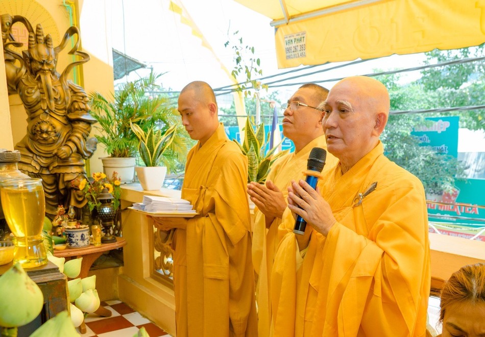 Thượng tọa Thích Thông Đức và môn nhân pháp quyến dâng lời tác bạch cúng dường Thượng tọa Thích Thông Đức và môn nhân pháp quyến dâng lời tác bạch cúng dường
