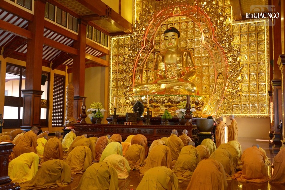 Chư tôn đức thành viên Ban Nghi lễ thực hiện lễ cầu nguyện tại Việt Nam Quốc Tự