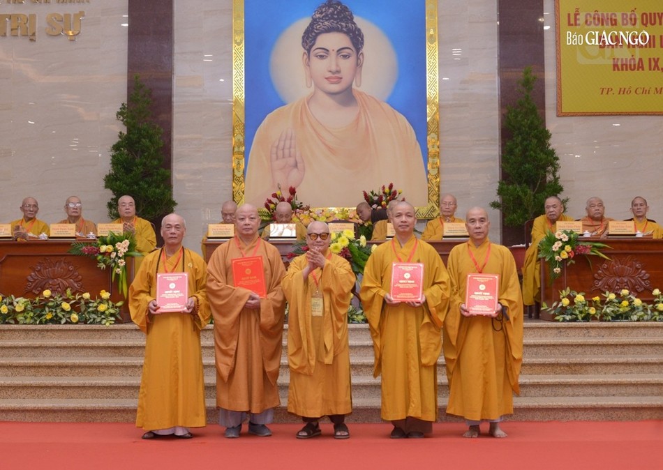 Hòa thượng Thích Thiện Nhơn trao quyết định đến Hòa thượng Thích Lệ Trang, Trưởng ban và chư vị Phó Trưởng ban Thường trực Ban Nghi lễ T.Ư: Hòa thượng Thích Giác Đạo, Thượng tọa Thích Minh Quang và Thượng tọa Thích Quảng Chơn