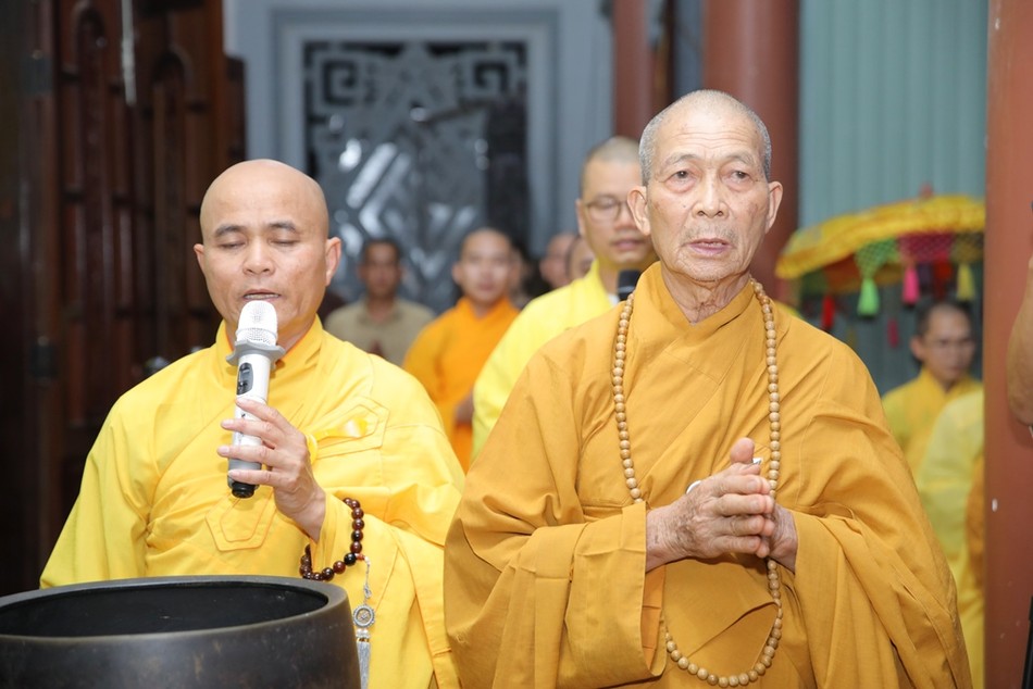 Trưởng lão Hòa thượng Thich Thiện Thành chứng minh lễ nhập kim quan