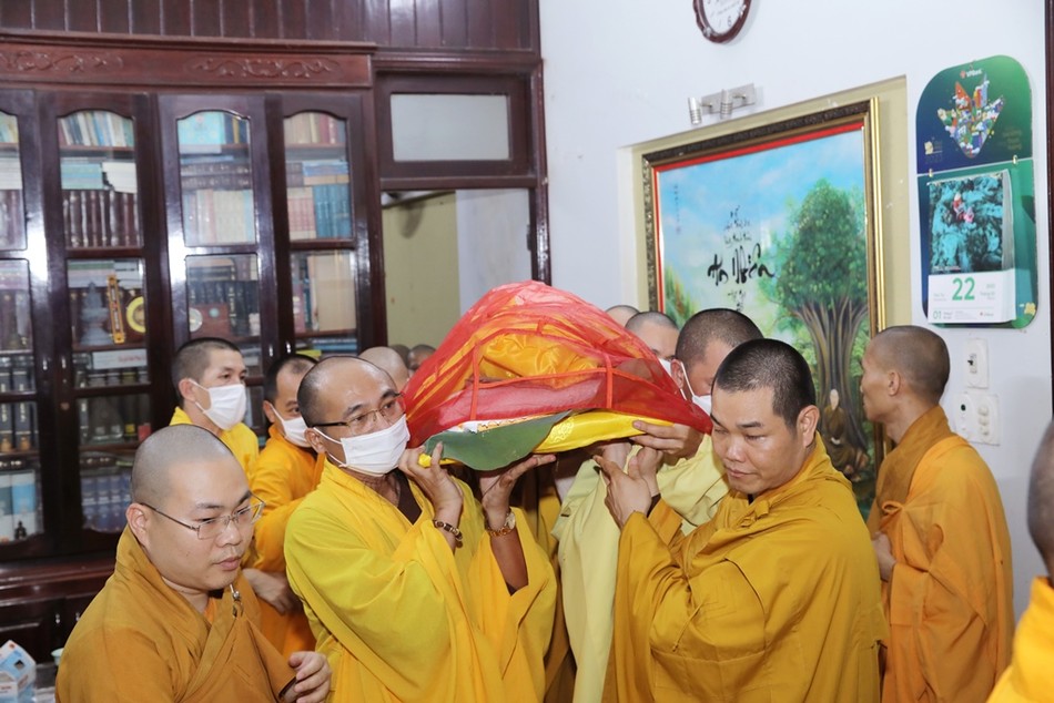 Huynh đệ và pháp hữu thỉnh nhục thể Đại đức thích Viên Hải rời liêu phòng đến Giác linh đường