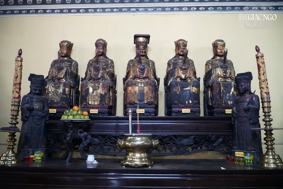 Đặc biệt là 10 pho tượng Thập điện Diêm Vương...