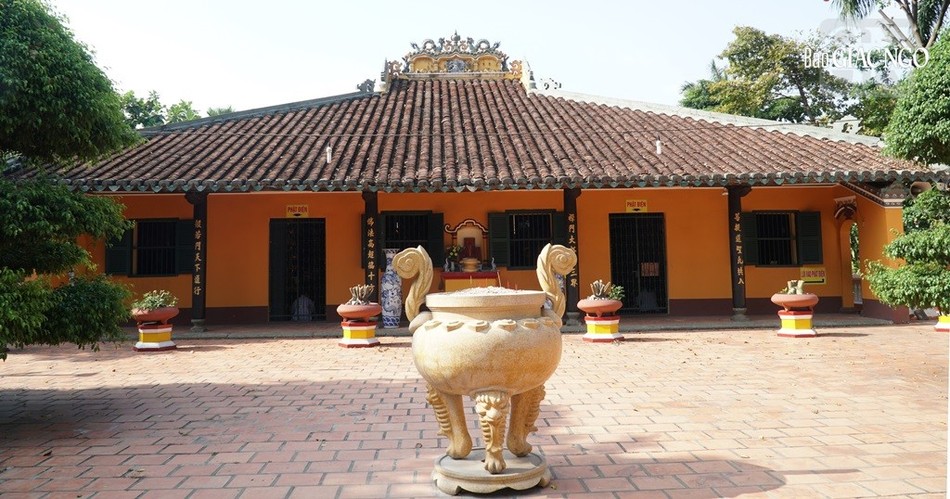 Chùa được xây dựng theo lối kiến trúc chữ &quot;tam&quot;, một nét kiến trúc đặc trưng với các chùa và nhà cổ vùng đồng bằng Nam bộ xưa