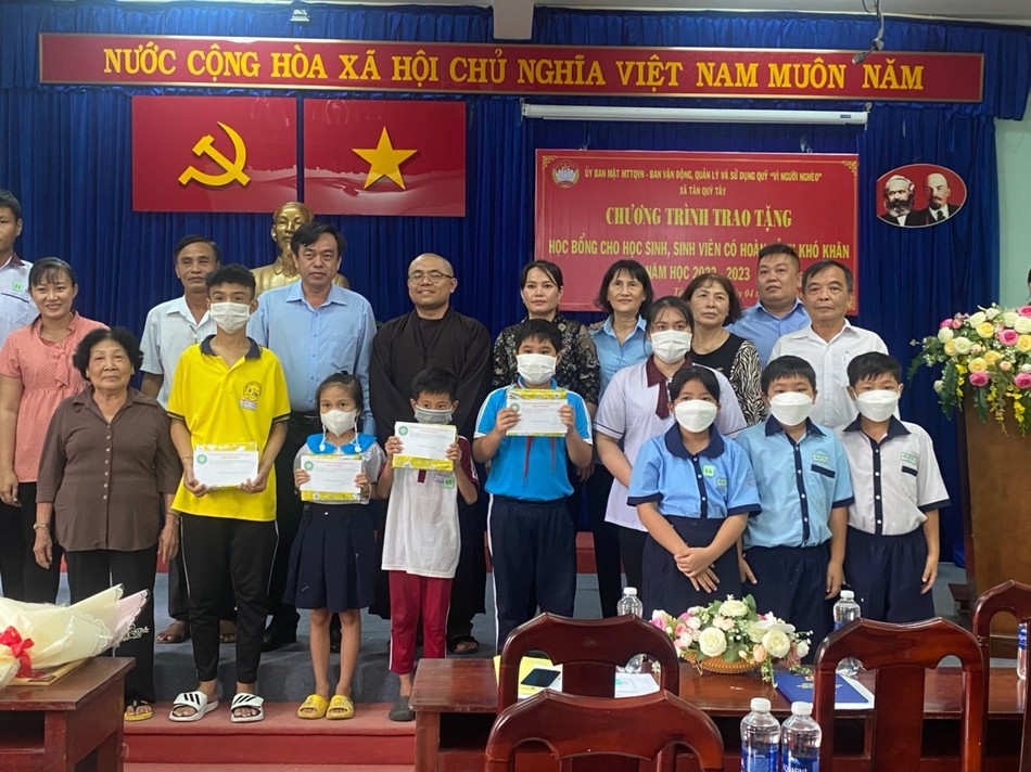 Trao tặng học bổng đến các em học sinh có hoàn cảnh khó khăn