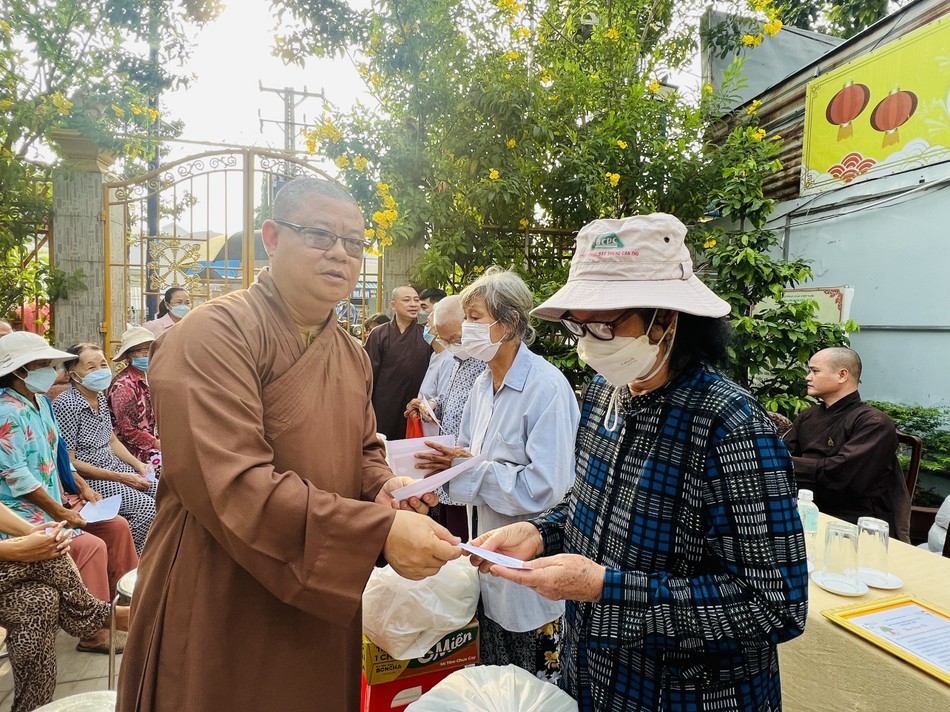 Thượng tọa Thích Minh Thanh trao quà đến các hoàn cảnh khó khăn - Ảnh: Quảng Thiện Thượng tọa Thích Minh Thanh trao quà đến các hoàn cảnh khó khăn - Ảnh: Quảng Thiện