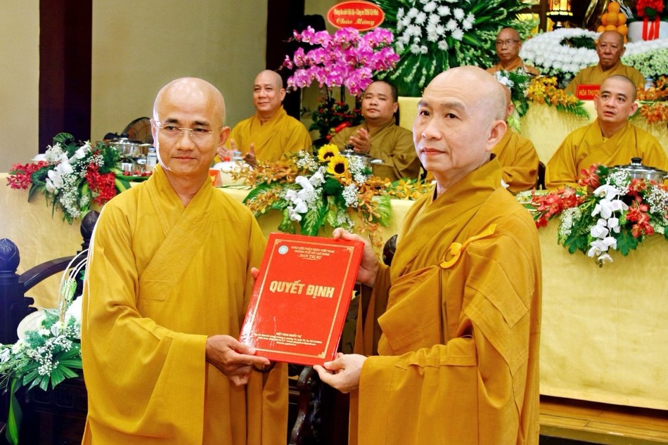 Thượng tọa Thích Thiện Quý trao quyết định bổ nhiệm trụ trì chùa Từ Quang đến Đại đức Thích Giác Quang Thượng tọa Thích Thiện Quý trao quyết định bổ nhiệm trụ trì chùa Từ Quang đến Đại đức Thích Giác Quang