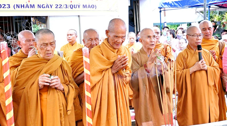 Chư tôn đức cầu nguyện cho việc đại trùng tu tịnh xá Ngọc Phước sớm thành tựu