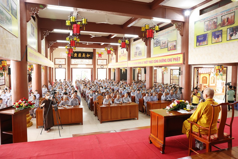 Đại chúng tham dự thính pháp do chư tôn đức chia sẻ Đại chúng tham dự thính pháp do chư tôn đức chia sẻ