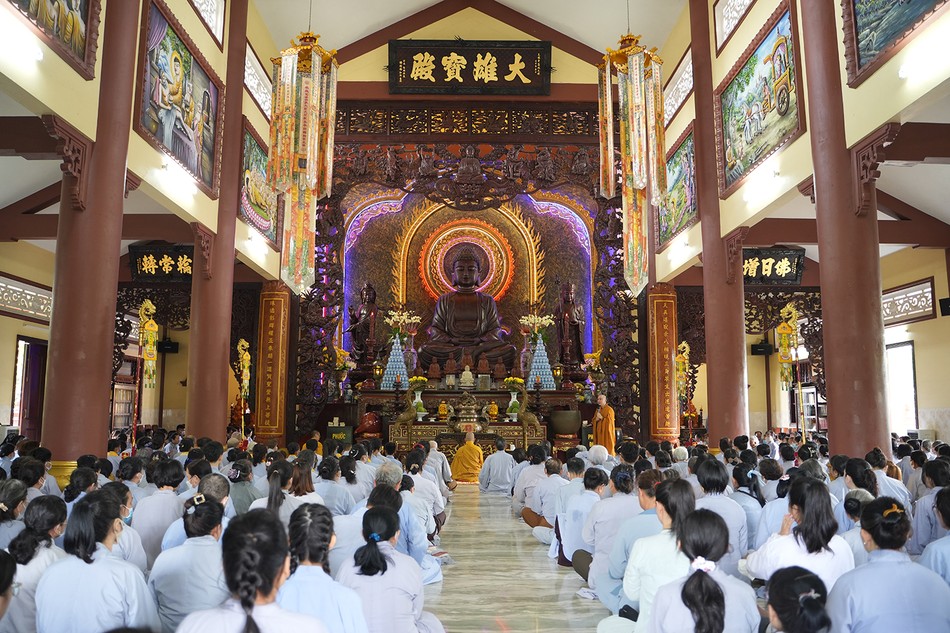 Đại chúng được hướng dẫn tụng kinh và tọa thiền Đại chúng được hướng dẫn tụng kinh và tọa thiền