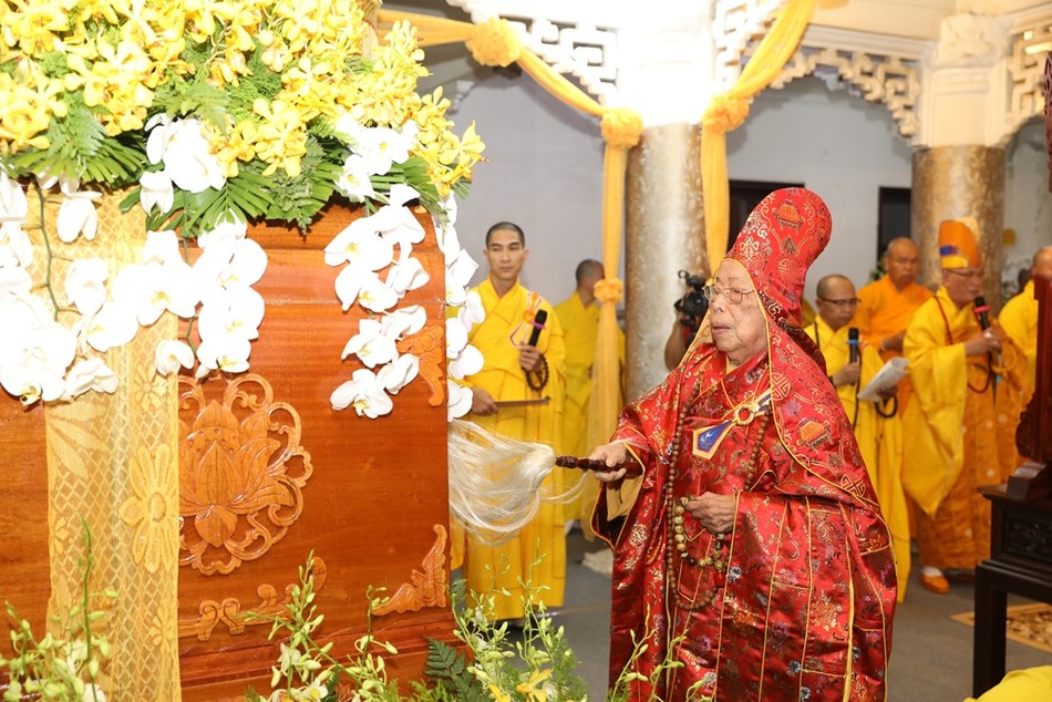 Trưởng lão Hòa thượng Thích Như Thọ tuyên pháp ngữ, phất trần