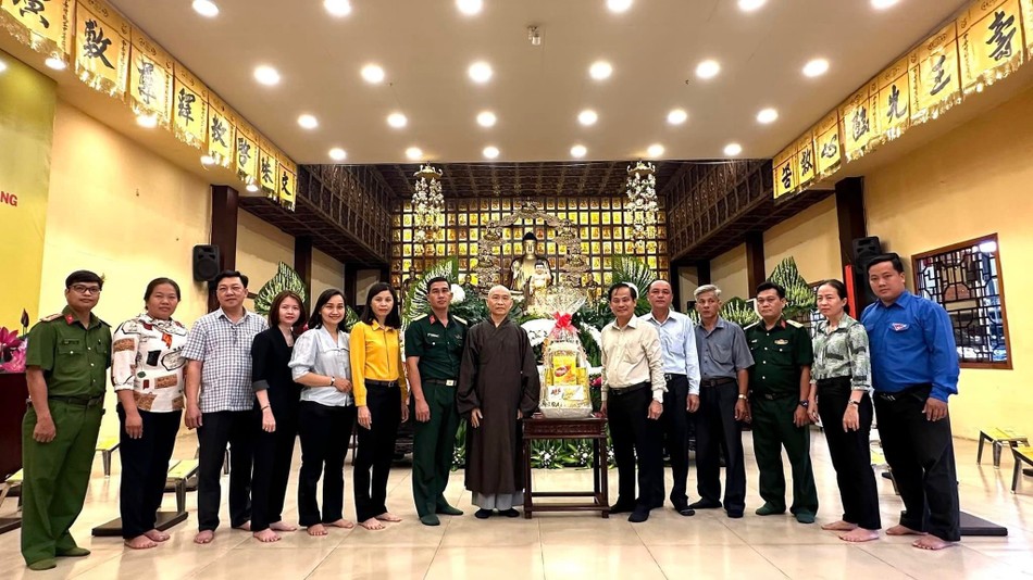 Ông Phạm Văn Lũy ,Phó Bí thư Thường trực Huyện ủy, Chủ tịch HĐND huyện thăm chùa Từ Quang