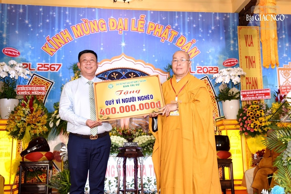 Ông Trần Đức Phương đón nhận bảng tượng trưng số tiền 400 triệu đồng do Ban Trị sự GHPGVN Q.Tân Bình trao tặng Quỹ &quot;Vì người nghèo&quot;