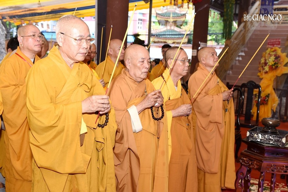 Chư tôn đức niêm hương cầu nguyện trong lễ Phật đản