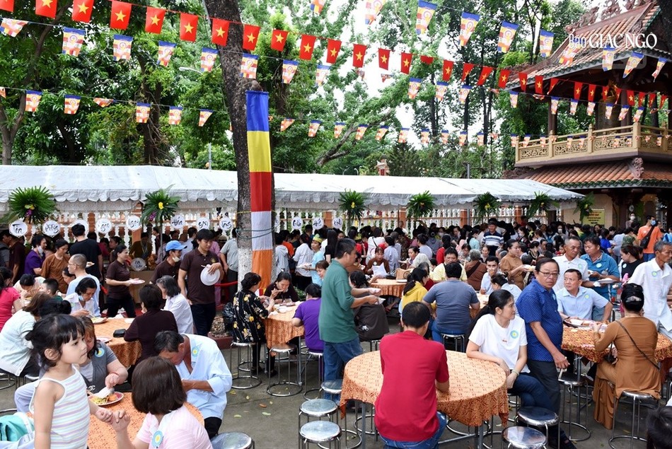 Hơn 2.000 thực khách tham gia ngày hội ẩm thực chay gây quỹ