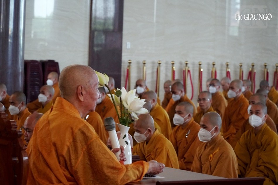 Chư Tăng lắng nghe lời giáo giới từ Đức Pháp chủ GHPGVN