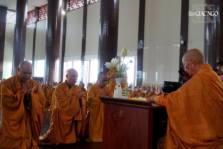 Chư tôn đức Phó Viện trưởng Học viện tác pháp an cư với Đức Pháp chủ GHPGVN