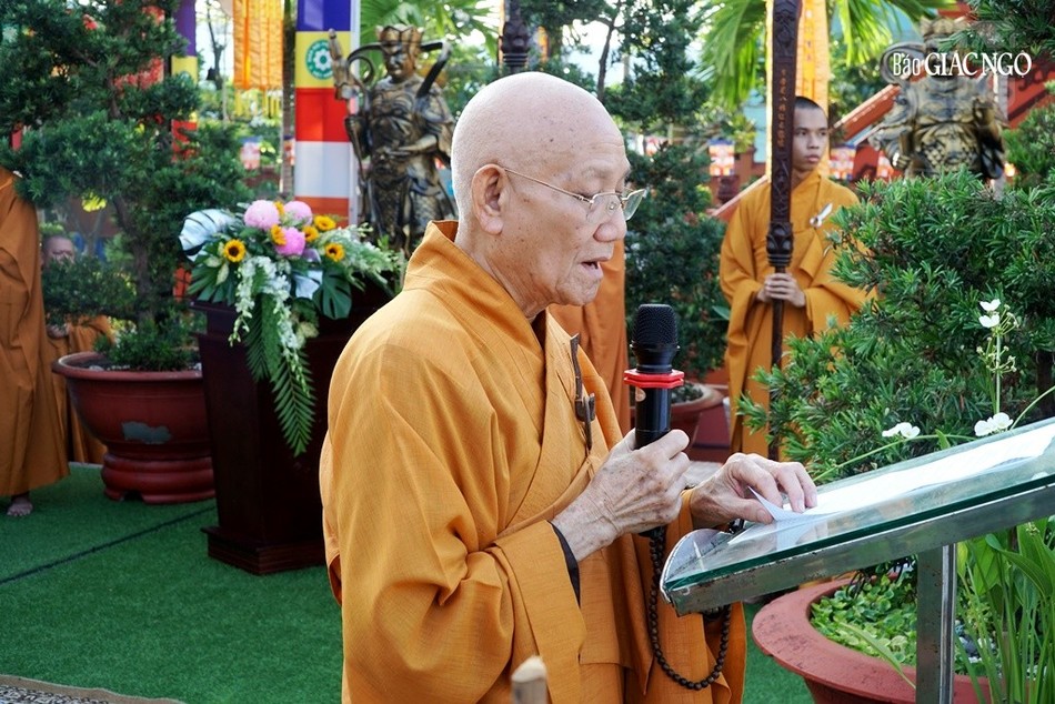 Trưởng lão Hòa thượng Thích Minh Thông tuyên đọc Thông điệp Phật đản