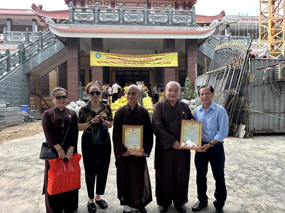 Ông Huỳnh Văn Bé trao thư cảm ơn đến chư tôn đức Ban Trị sự GHPGVN TP.HCM Ông Huỳnh Văn Bé trao thư cảm ơn đến chư tôn đức Ban Trị sự GHPGVN TP.HCM