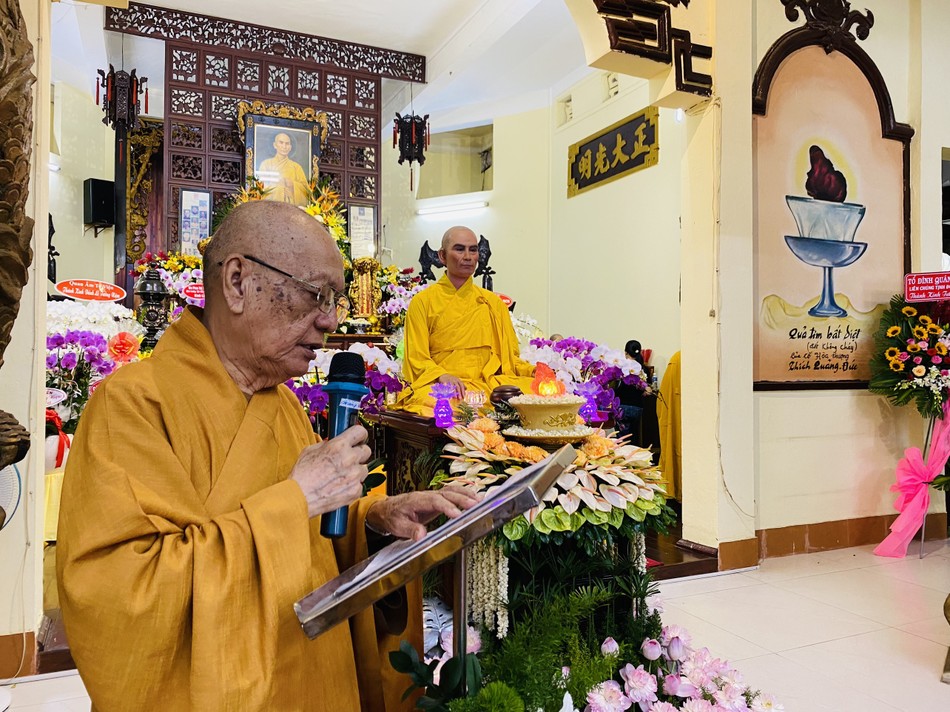 Hòa thượng Thích Thiện Tánh cung tuyên tiểu sử của Bồ-tát Thích Quảng Đức