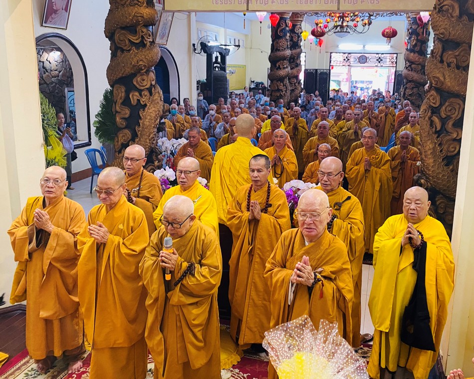 Chư tôn đức niêm hương tưởng niệm