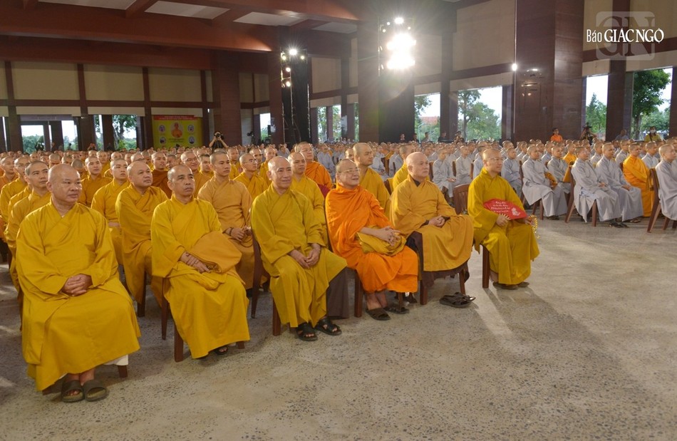 Chư tôn đức Phó Viện trưởng tham dự lễ khai mạc triển lãm