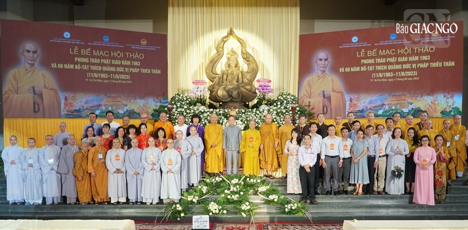 Chư tôn đức và đại biểu chụp hình lưu niệm tại phiên bế mạc