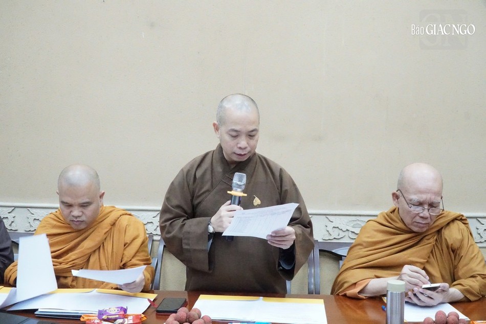 Thượng tọa Thích Quang Thạnh báo cáo công tác tuyển sinh khóa XVIII
