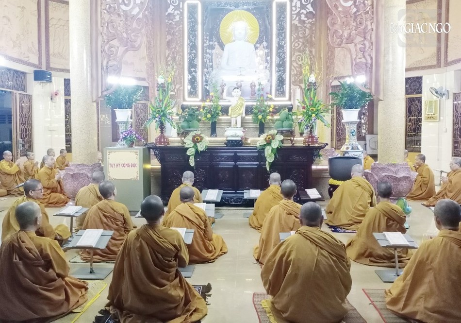 Theo thời khóa tu học, mỗi ngày, đại chúng sẽ thức dậy vào lúc 3 giờ 45 để chuẩn bị cho thời công phu khuya