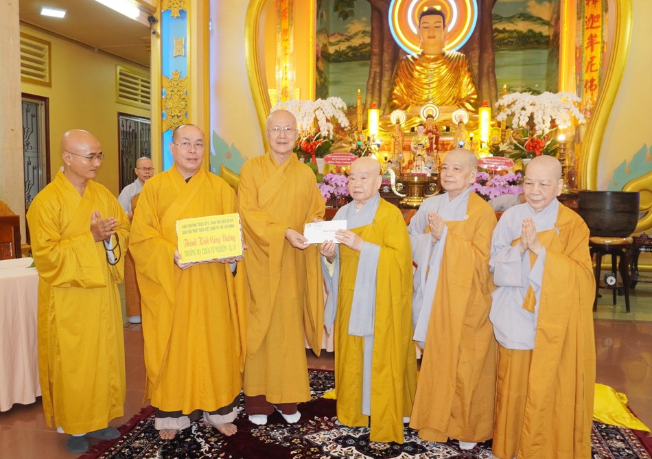 Hòa thượng Thích Chơn Không trao tịnh tài cúng dường, Ni trưởng Thích nữ Như Xuân, Thiền chủ hạ trường đại diện tiếp nhận Hòa thượng Thích Chơn Không trao tịnh tài cúng dường, Ni trưởng Thích nữ Như Xuân, Thiền chủ hạ trường đại diện tiếp nhận