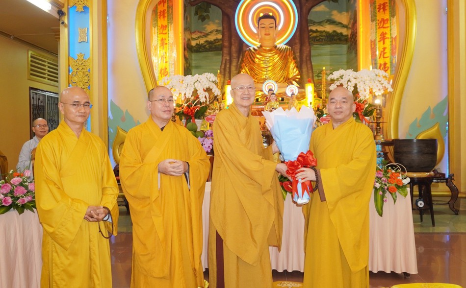 Thượng tọa Thích Nhật Thiện, Trưởng ban Trị sự Phật Q.10 tặng hoa chào mừng đoàn Thượng tọa Thích Nhật Thiện, Trưởng ban Trị sự Phật Q.10 tặng hoa chào mừng đoàn