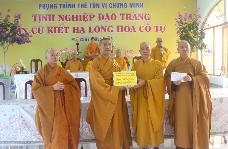 Trao tịnh tài, tịnh vật cúng dường của Ban Thường trực Ban Trị sự TP Trao tịnh tài, tịnh vật cúng dường của Ban Thường trực Ban Trị sự TP