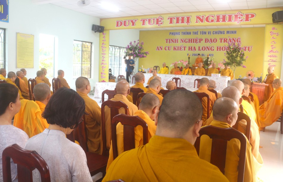 Hạ trường Long Hoa cổ tự (Q.7) với 50 hành giả an cư tu học. Đại chúng cung thỉnh Hòa thượng Thích Đạt Phước, Chứng minh Ban Trị sự Phật giáo Q.7 làm Thiền chủ Hạ trường Long Hoa cổ tự (Q.7) với 50 hành giả an cư tu học. Đại chúng cung thỉnh Hòa thượng Thích Đạt Phước, Chứng minh Ban Trị sự Phật giáo Q.7 làm Thiền chủ